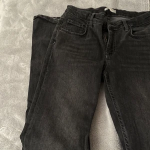 Grå low jeans - Säljer ett par grå low waist bootcut jeans från Gina tricot. 
