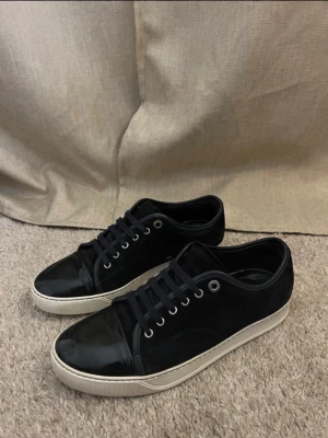Lanvin - Hej, säljer mina Lanvin glans navy skor i nyskick 9/10. Size uk7 passar (41-42). Perfekt för vintern/våren. Nypris går för 5000 SEK, mitt pris endast 2340 SEK - (Billigare hittar du inte i detta skick) - sjuk STEAL