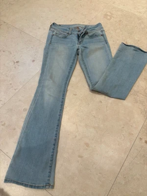 Lowwaist American Eagle bootcut jeans - Jättesnygga ljusblå American Eagle jeans i en low waist bootcut modell. De är i mycket bra skick. Passar XS-S💗
