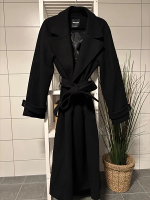 Svart kappa från Bershka  - Kappan är i nytt skick och har varit väl omhändertagen. 