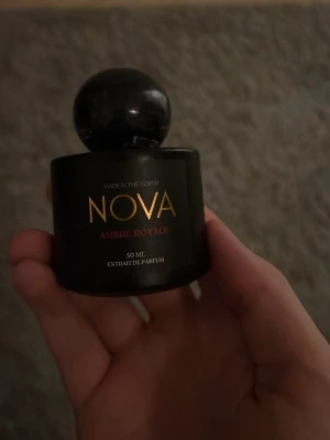 Nova Scents Blonde Amber dupe - Exklusiv Extrait de Parfum från Nova, Ambre Royale. Flaskan rymmer 50 ml och det är 45 ml kvar ungefär. Köpte den från Nova scents för ungefär 8 månader sen. Köpte den för 350kr tror jag. Mitt pris 150kr. Kontakta mig om du har frågor.