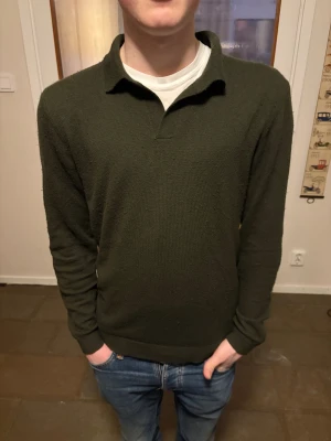 Mörkgrön pikétröja kashmirblanding - Säljer en mörkgrön långärmad pikétröja från A Day's March i storlek medium. Tröjan är tillverkad i en lyxig mix av kashmir, har klassisk krage och ribbade muddar. Perfekt för dig som gillar stilrena och bekväma plagg. Tveka inte på att höra ev dig om du har minsta lilla fundering// Victor 😇✌️