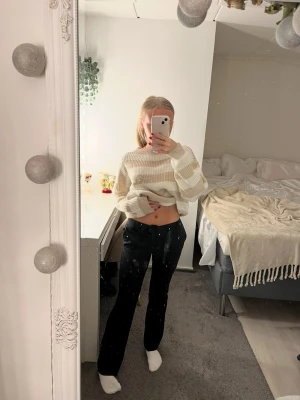 Svarta kostymbyxor från ONLY XS - Säljer ett par svarta kostymbyxor från ONLY i modellen tailoring. Byxorna har en klassisk rak passform och midwaist, perfekta till en clean och stilren look. Materialet känns mjukt och följsamt, och de har hällor för bälte.