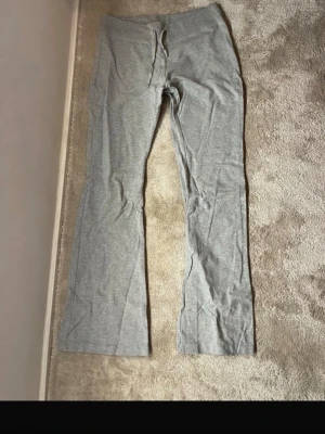 Grå mjukisbyxor - Grå mjukisbyxor från urban outfitters