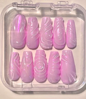 Crome naglar med genomskinliga 3D designs - Coola och fina press on naglar med lila crome Kommer i en genomskinlig ask. Se storlek på sista bilden💜