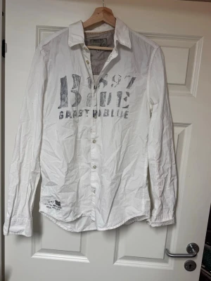 Cool skjorta - Genuint den coolaste skjortan jag sett, och definitivt bland de snyggaste en kille hade kunnat ha på sig . Unik skjorta från Gaastra blue i storlek M, passa på! 