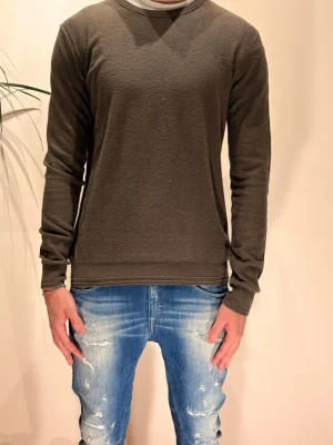 Kashmir tröja  - Uppgradera garderoben med denna mörkgröna crewneck tröjan! Otroligt skönt material med en blandning av kashmir och bomull. Modellen på bilden är 184 och väger Ca 70 kg. Vid minsta lilla fundering är det bara att höra av er 🤝/N&V
