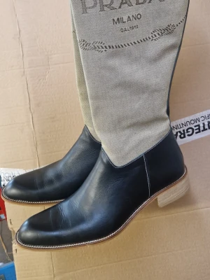 Knähöga stövlar - Så gott som nya. Dragkedjan lite trög