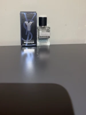Yves Saint Laurent Eau de Toilette 3ml sample  - Stilren och modern Eau de Toilette från Yves Saint Laurent. Flaskan rymmer 60 ml (2.0 fl oz) och passar perfekt för dig som vill ha en ikonisk doft i samlingen.