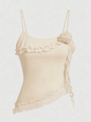 Beige linnetopp med volang och blomma - Supersöt beige linnetopp med tunna axelband, volangdetaljer längs ringningen och en stor dekorativ blomma på ena axelbandet. Toppen har asymmetrisk nederkant och är gjord i ett lätt, skirt material som känns riktigt somrigt.