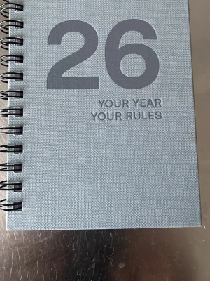 Pocket Week 2026 - En stilren och praktisk kalender för 2026, perfekt för dig som vill ha koll på veckans planer och skapa ditt eget år. Spiralbunden och smidig att ta med överallt – gör 2026 till ditt år, på dina villkor!