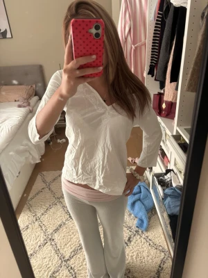 Vit blus med spetsdetaljer - Så söt blus älskar 🥰🥰