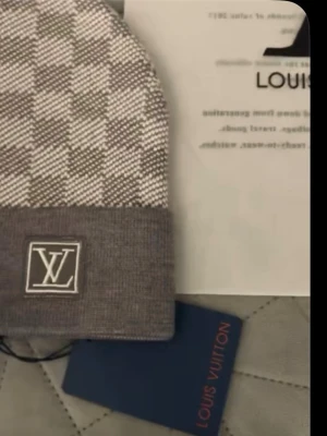 Grå mössa - Säljer min gråa mössa för jag behöver pengar