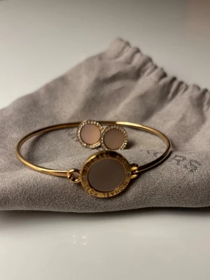 Smyckesset Michael Kors - Örhängen med matchande armband i guld och rosa💗armbandet går att öppna för att lätt ta på