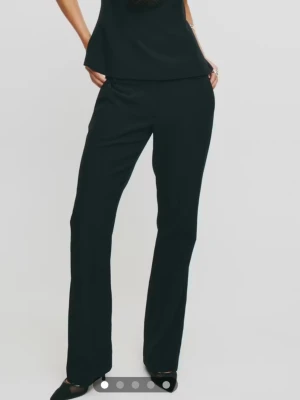 Lågmidjade bootcut kostymbyxor!🖤🖤 - Väldigt populära byxor och trendiga, säljer då dem inte kommer till andvändning längre. Dem är lite slitna ner till, lite knottiga vid fickorna☺️