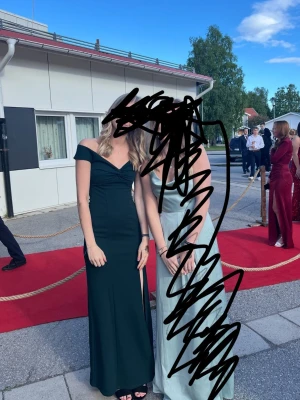 Mörkgrön långklänning med slits - Säljer en likadan klänning som jag hade på balen endast i en större storlek då jag köpte två för att kolla storlek och glömde lämna tillbaka den andra!! Så denna är aldrig använd🥰 har en likadan ute fast i XS men denna är i S