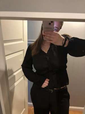 Jätte söt topp NEO NIOR - Säljer denna jätte söta toppen med v ringning och gulligt mönster. 