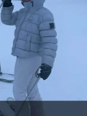 Ljusblå puffer jacka med huva - Säljer en ljusblå pufferjacka med luva. Jackan har dragkedja framtill och passar bra som skidjacka! Den är väldigt tjock! 