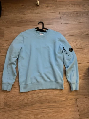 Cp company tröja - Hej! Säljer en nästan helt oanvänd cp company tröja! Inga hål eller märken osv! Jätte skön och fin i matrialet. Ny pris 2200kr ish. Alla märken osv sitter fint, och tröjan sitter helt perfekt! Hör av er vid frågor! Mvh
