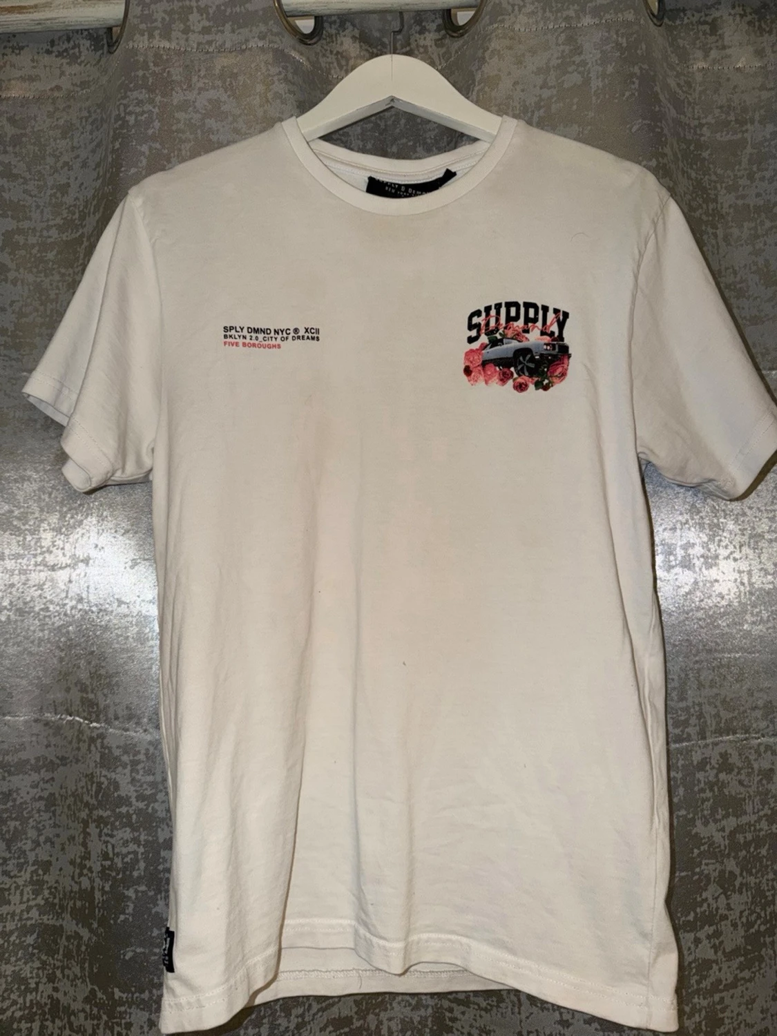 Vit SUPPLY t-shirt med bil och rosor - 1