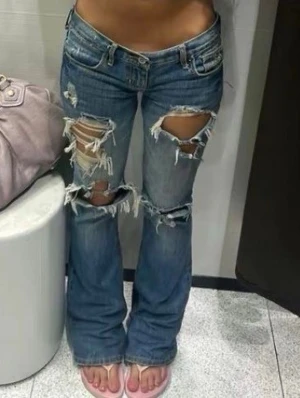 Hollister Blå slitna bootcut jeans - Säljer ett par jätte snygga och populära ljusblåa bootcut jeans med stora hål från Hollister. Priset kan diskuteras.