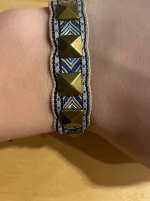 Unikt Armband - INTE VALENTINO! Ett riktigt fett armband som liknar ett populärt Valentino armband! Dessa armband är limiterade och väldigt unika och är för dig som vill sticka ut och få många komplimanger! Passar alla då armbandenr flätade och det går smidigt att ställa in sin storlek. Har fler armband på min profil så in o checka😁🙌🏼