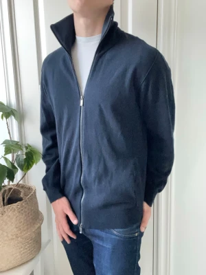 Massimo dutti full zip  - Massimo dutti full zip, inga större defekter. Modellen är 180 cm 75 kg och bär storlek L . Kom med frågor! Väldigt unik full zip men gillar den pågrund av dess lång krage 😅✌️