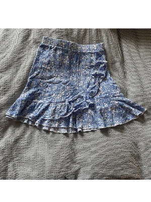 Somrig kjol - Säljer denna kjol då den inte kommer till användning. Har stretch i midjan. Pris kan diskuteras och fråga gärna ifall man undrar något🌷🩵🤍💙