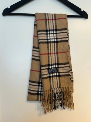 Burberry halsduk - Burberry halsduk i fint skick! Hör av dig vid frågor och kolla gärna in min profil!
