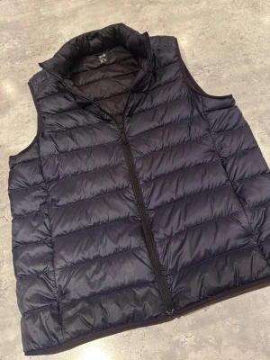 Väst  - Väst från uniqlo nästan aldrig använd pga köp av fel storlek. Storlek S. 