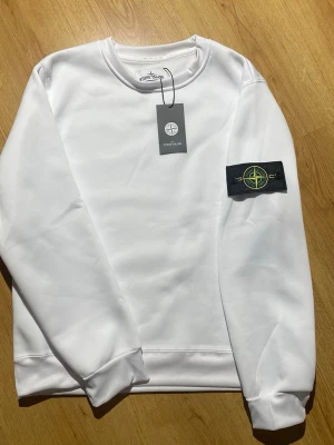 KOM MED BUD !! - Hej säljer min tröja som jag inte använder. Storlek xs. Märke Stone Island 