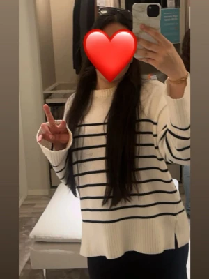 Vit& svart randig stickad tröja - Säljer en vit stickad tröja med svarta horisontella ränder. Använd fåtal gånger. Har samma tröja i rosa svart. 