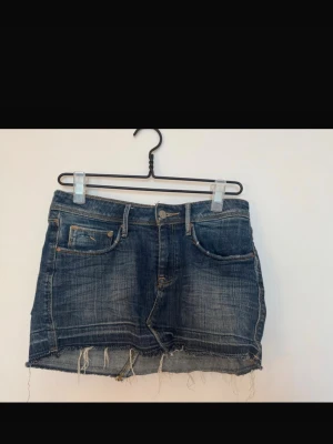 Blå low waist demin kjol - Low waist demin kjol