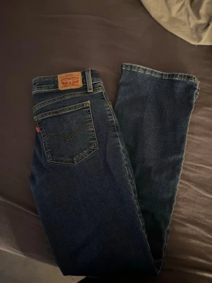 Levi's blå low waist jeans  - Blåa lågmidjade jeans från Levis stl 26