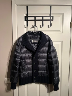 Marinblå dunjacka från Herno - Säljer en marinblå dunjacka från Herno. Köpt för runt 7000 och säljs för nu endast 1999 och är jävligt snygg och unik så rekommenderar starkt🤩Mer frågor eller bilder är det bara att fråga!