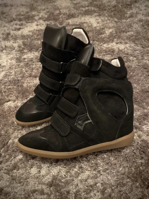 Isabel Marant Beketts - Hjälper min syrra att sälja hennes Isabel Marant wedge skor. De är i storlek 39, dock skulle de också passa 38. Skorna är väldigt sparsamt använda, ser nya ut. Vid fler frågor är det bara att skicka ett pm! 💞