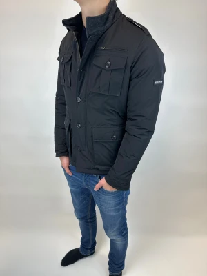 Woolrich Jacka  - Hej! Säljer nu denna väldigt snygga och eftertraktade Woolrich Fieldjacka! Jackan är slutsåld överallt och går inte att få tag på… jackan är perfekt nu till vintern  Storlek XS, Ny pris: 6000 kr Säljs för: 1499 kr