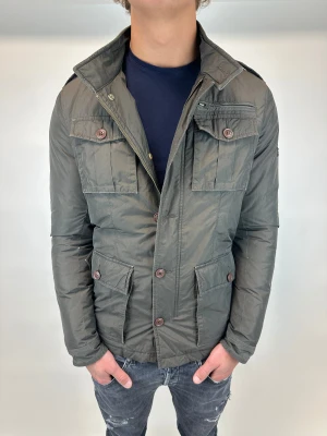 Woolrich Jacka - Hej! Säljer nu denna väldigt snygga och eftertraktade Woolrich Fieldjacka! Jackan är slutsåld överallt och går inte att få tag på… jackan är perfekt nu till vintern  Storlek M, Ny pris: 6000 kr Säljs för: 1499 kr