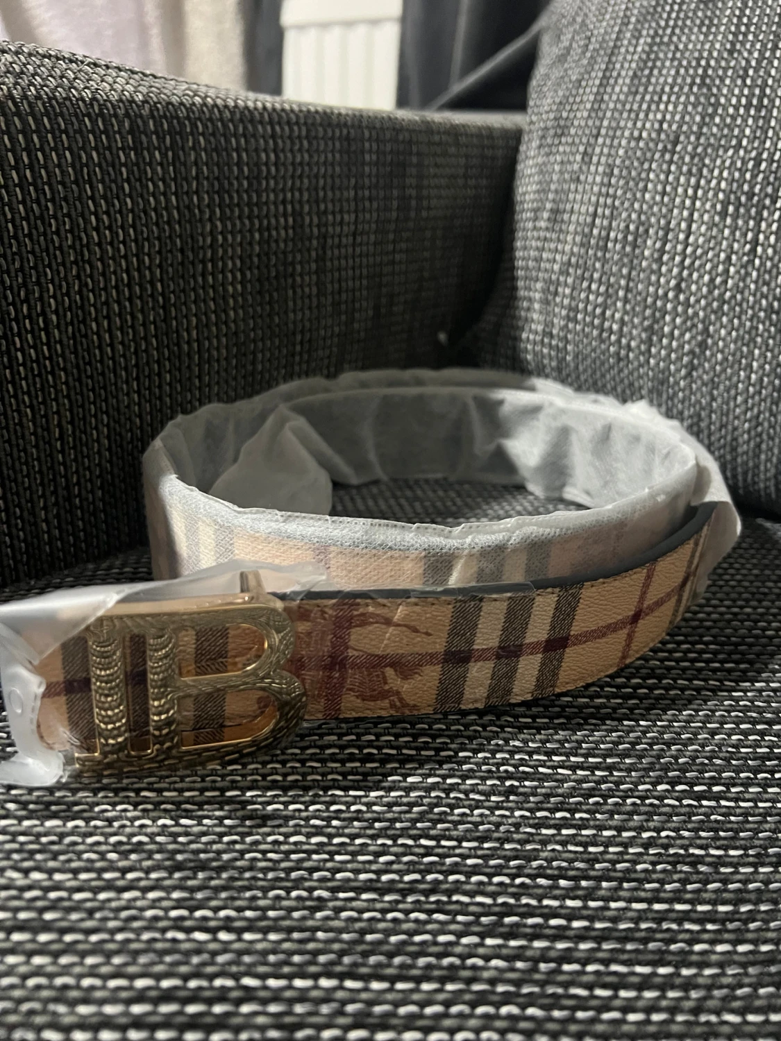 Burberry rutigt skärp med guldspänne