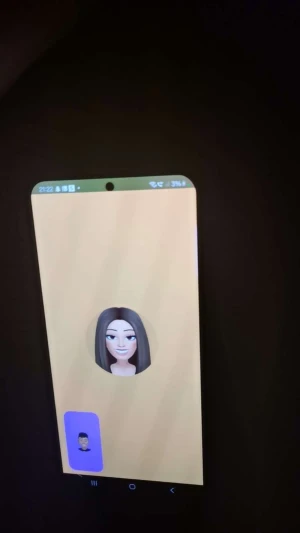 Samsung Galaxy S23 - Samsung Galaxy S23 med modern design och centrerad selfiekamera. Skärmen är i gott skick utan synliga sprickor eller repor. Telefonen fungerar och visar tydlig bild. Perfekt för dig som söker en kraftfull Android-telefon med hög prestanda.