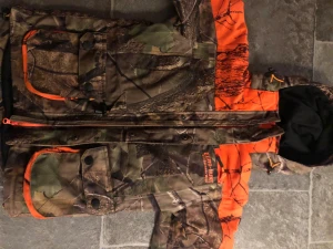 Camouflage vindjacka från Euro-Hunt - Säljer en grym vindjacka från Euro-Hunt i barnstorlek C140. Jackan har camouflage-mönster med orange detaljer, flera stora fickor med knappar och dragkedja, samt huva. Perfekt för dig som gillar att vara ute i naturen, denna är i nu skick👌🏻, pris kan diskuteras mvh Rasmus