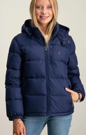 Ralph Lauren dunjacka - Jackan köptes i oktober förra året, säljes då den tyvärr blivit för liten. Den är använd men i fint skick! Junior storlek XL/163-174cm, skulle säga att det motsvarar S. Det enda slitaget är att lappen på insidan börjat lossna, se sista bild, men det är inget man tänker på!💗priset kan vara diskuterbart! nypris: 3295kr