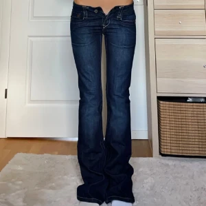 Lågmidjade bootcut jeans  - Jättesnygga lågmidjade bootcut jeans som jag säljer vidare då dom tyvärr inte passade mig. Midjemåttet är 36cm och innerbenslängden 84cm. Skriv privat vid frågor ☺️