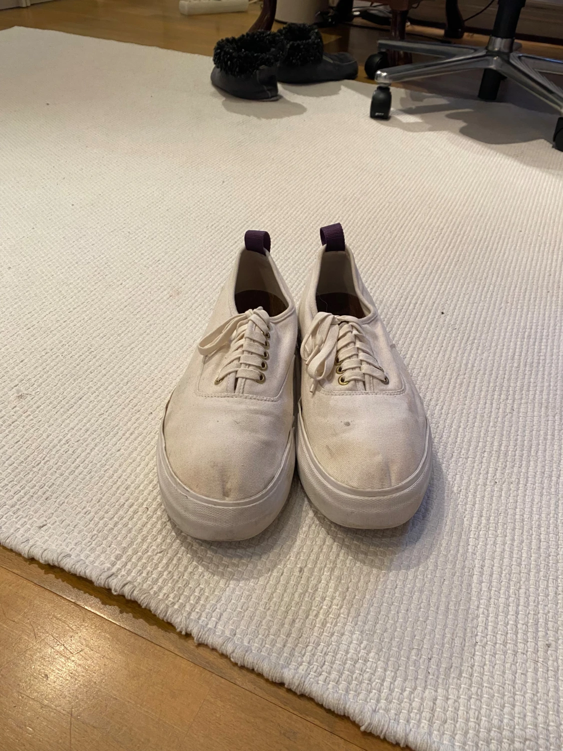 Vita eytys sneakers med lila detaljer - 1