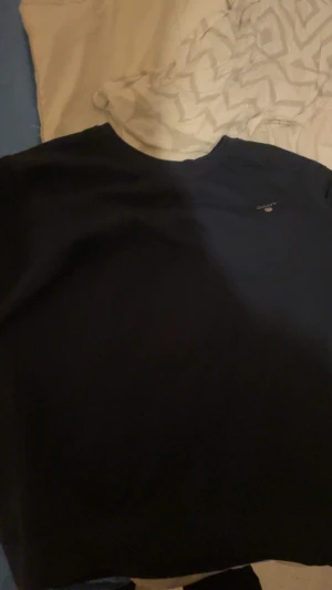 Mörkblå långärmad tröja från GANT - Snygg mörkblå långärmad tröja från GANT med broderad logga på bröstet, Helt oanvänd. Pris kan diskuteras