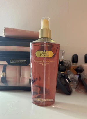 Victorias Secret body mist - Victorias Secret secret craving body mist. Endast använd några få gånger🩷