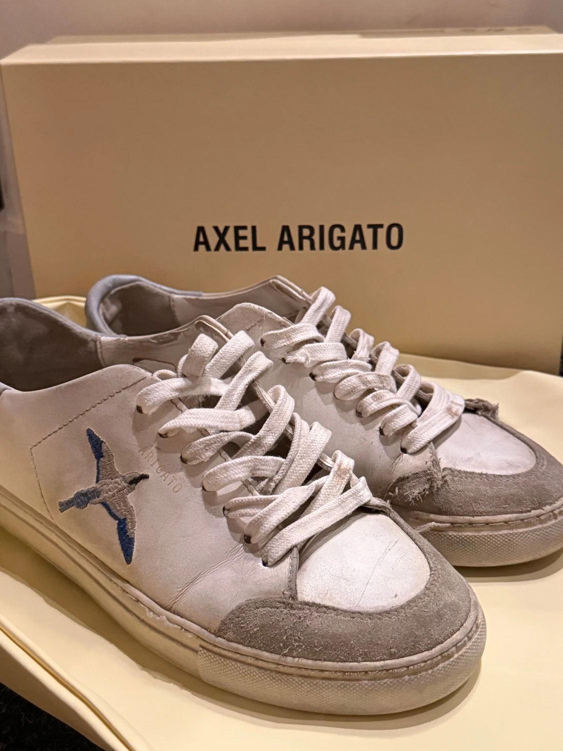 Axel Arigato vita sneakers med broderad fågel - 5