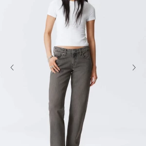 Weekday low waist arrow jeans  - Säljer ett par ljus gråa jeans från Weekday (28/34)  i fint skick. Använda några gånger men väl omhändertagna, inga fläckar eller skador.     Är 176cm lång och dom når hela vägen till marken ☺️🫶🏽