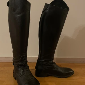 JH Stövlar   - Ridstövlar från JH Collection, köpta på hööks i augusti. Så inte använda jättelänge. Det är en bredare modell. Nypris 2899kr, mitt pris 1899kr                                             