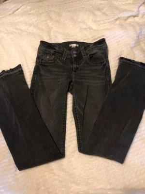 Svarta jeans från Gina Tricot, 164 - Svarta jeans från Gina Tricot i storlek 164. Säljs eftersom dom inte kommer till andvändning. Har sprättat upp dom i längden (kolla bild 4). Men kan såklart sy upp dom igen om man vill. 💕